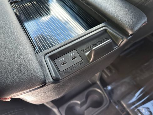 Used 2025 Toyota Sienna LE AWD/4WD image 31
