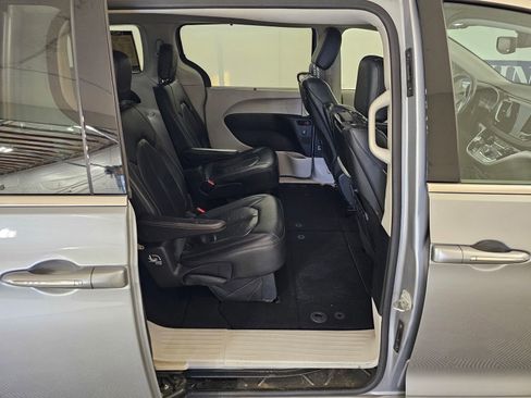 Used 2020 Chrysler Pacifica Touring-L Plus image 29