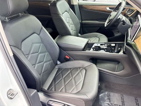 Used 2025 Volkswagen Atlas SE FWD image 31