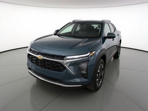 Used 2025 Chevrolet Trax LT FWD image 3