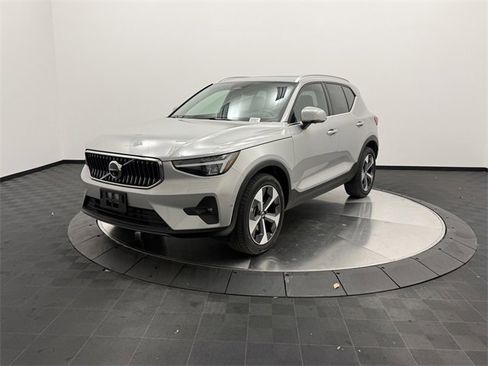 Certified 2025 Volvo XC40 B5 Plus image 3