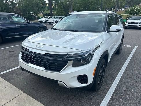Certified 2025 Kia Seltos EX w/ EX Sunroof Package FWD image 13