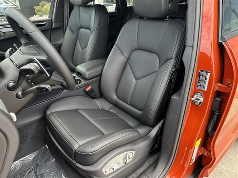 New 2025 Porsche Macan image 5
