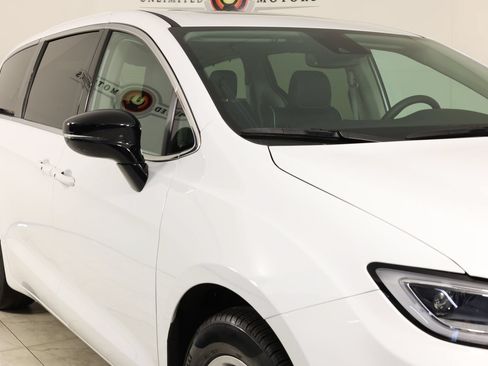 Used 2024 Chrysler Pacifica Limited FWD image 38