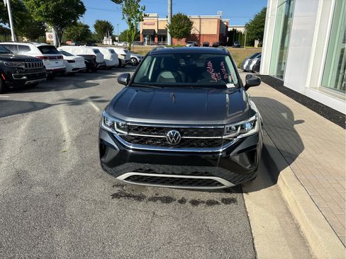 Used 2022 Volkswagen Taos SEL w/ Panoramic Sunroof Package AWD/4WD image 4