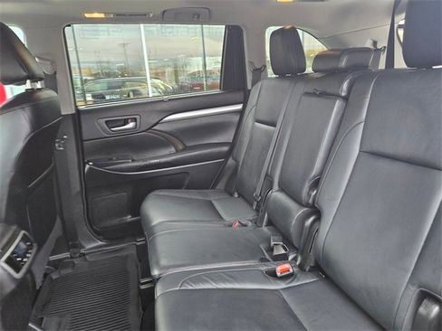 Used 2017 Toyota Highlander XLE image 18