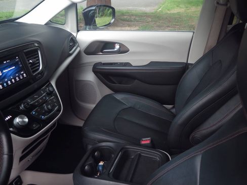 Used 2019 Chrysler Pacifica Touring-L FWD image 12