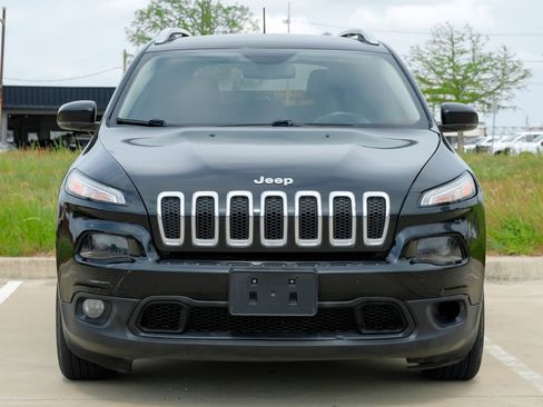 Used 2017 Jeep Cherokee Latitude w/ Safety/Convenience Group FWD image 5