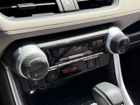 Used 2019 Toyota RAV4 XLE w/ Convenience Package FWD image 10