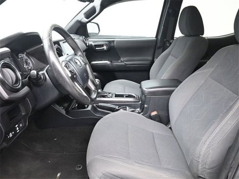 Used 2019 Toyota Tacoma TRD Sport image 17