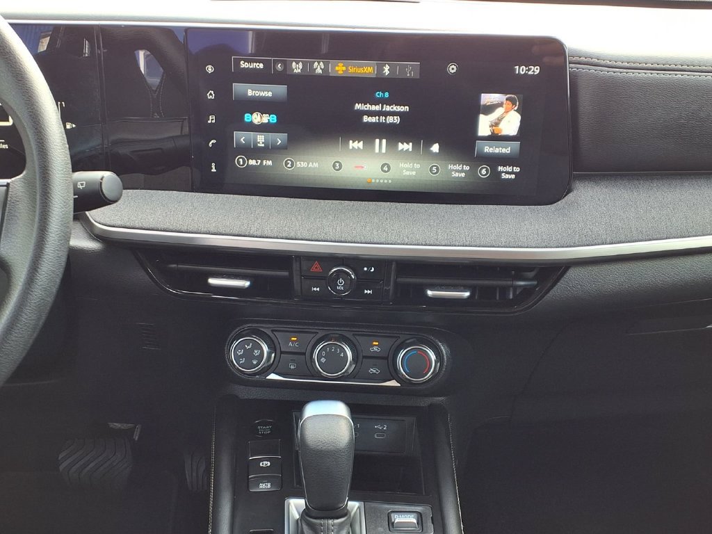 Used 2025 Nissan Kicks SV AWD/4WD image 15