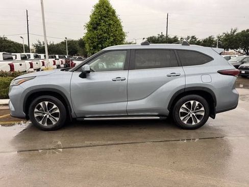 Used 2024 Toyota Highlander XLE FWD image 4