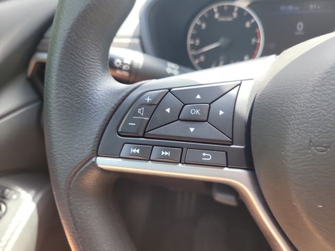 Used 2025 Nissan Altima 2.5 SV FWD image 43