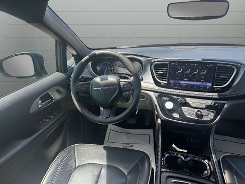 Used 2025 Chrysler Pacifica Limited FWD image 19
