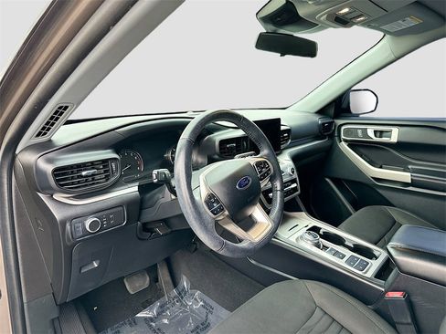 Used 2021 Ford Explorer XLT image 9