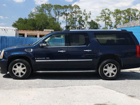 Used 2007 Cadillac Escalade ESV AWD w/ Information Package image 3