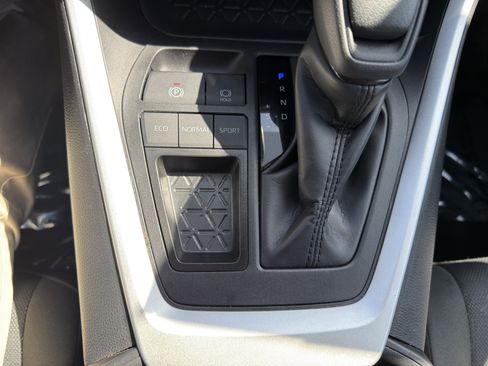Used 2025 Toyota RAV4 XLE FWD image 36