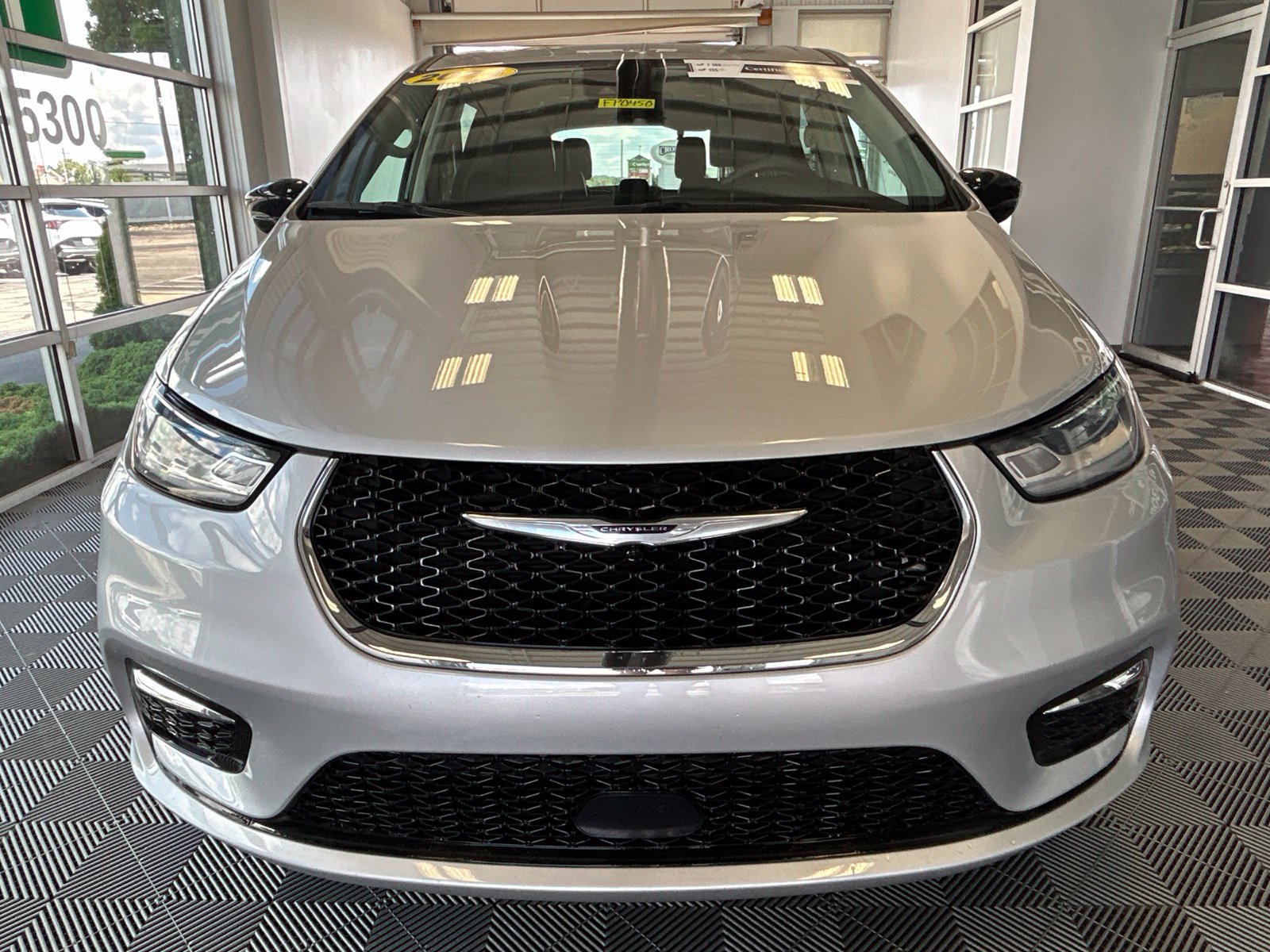 Used 2024 Chrysler Pacifica Touring-L FWD image 2