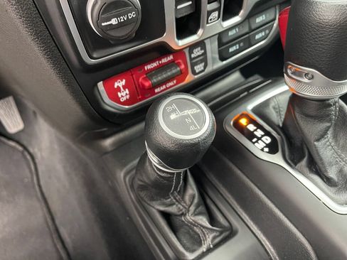 Used 2025 Jeep Wrangler Unlimited Rubicon AWD/4WD image 19