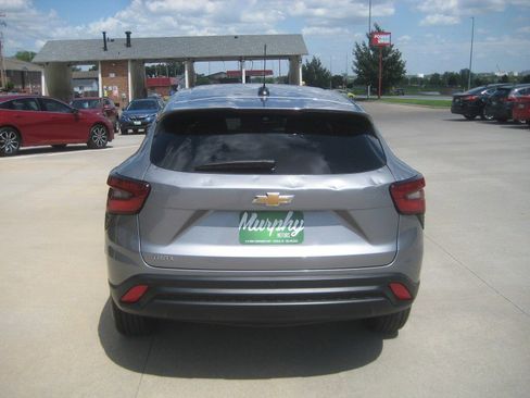 Used 2026 Chevrolet Trax LS w/ LS Convenience Package FWD image 6