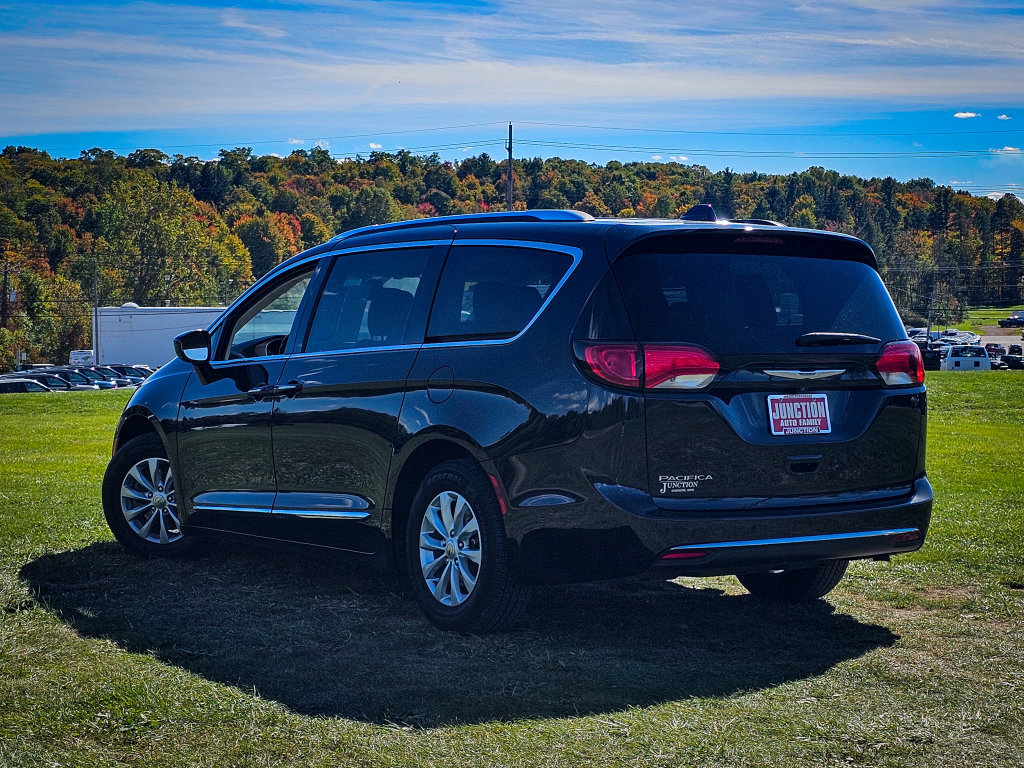 Used 2019 Chrysler Pacifica Touring-L FWD image 5
