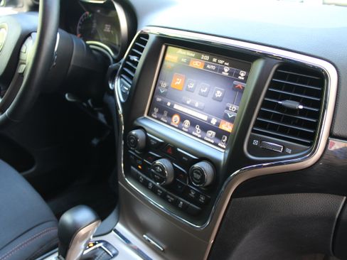 Used 2016 Jeep Grand Cherokee Laredo 75th Anniversary image 20