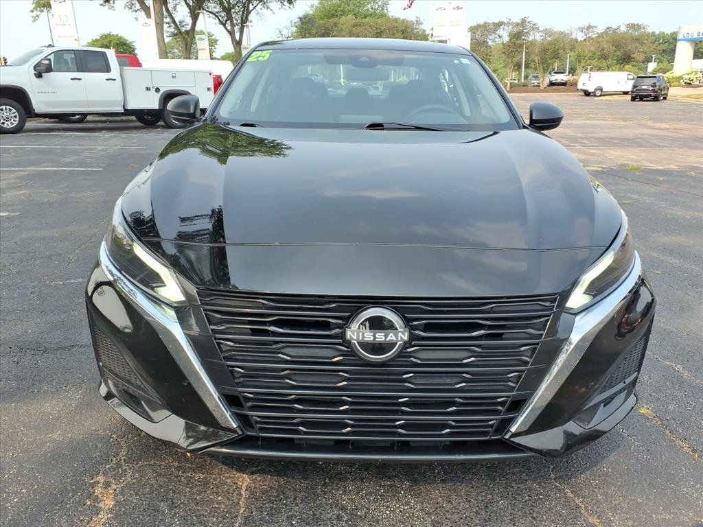 Used 2025 Nissan Altima 2.5 SV FWD image 2
