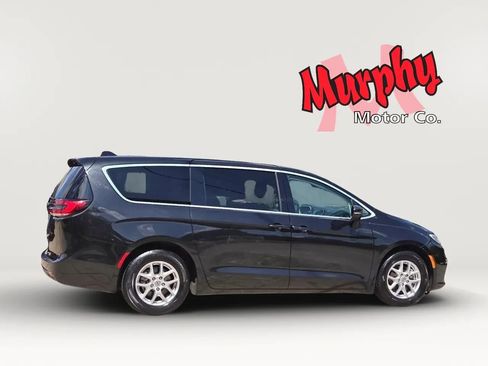 Used 2023 Chrysler Pacifica Touring-L FWD image 7