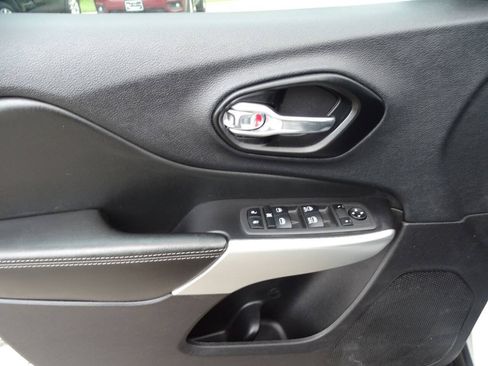Used 2022 Jeep Cherokee 4WD Latitude Lux image 17
