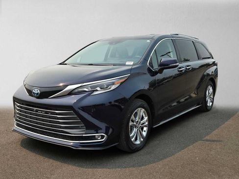 Used 2023 Toyota Sienna Platinum AWD/4WD image 9