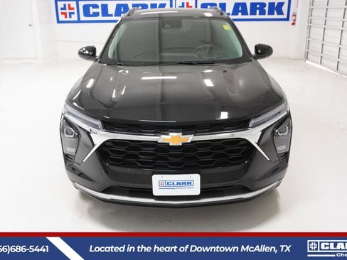 Used 2025 Chevrolet Trax LT w/ Driver Confidence Package image 2