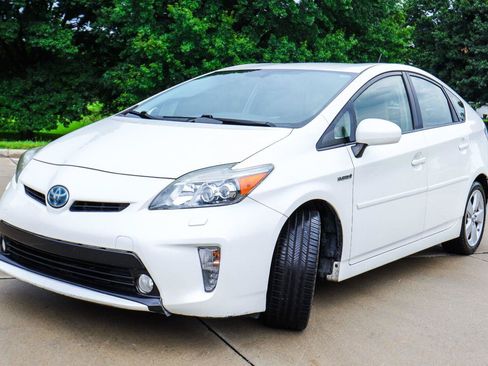 Used 2013 Toyota Prius Five w/ Advanced Technology Pkg FWD image 3