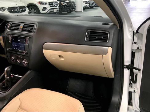 Used 2017 Volkswagen Jetta SE image 18