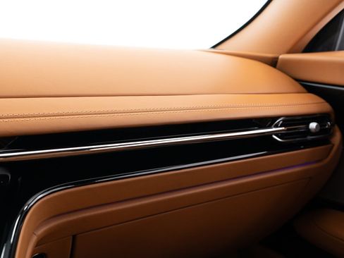 Used 2025 Aston Martin DB12 Convertible image 41