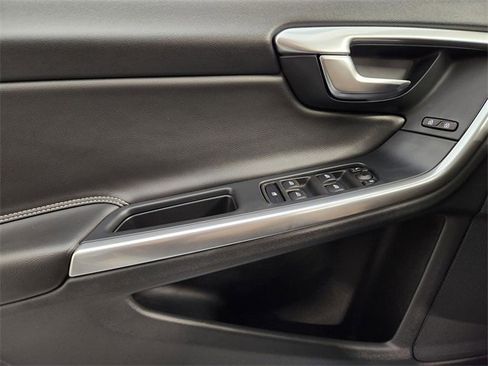 Used 2018 Volvo V60 T5 Dynamic w/ Vision Package image 24