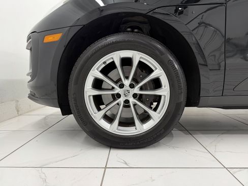 Certified 2025 Porsche Macan image 16