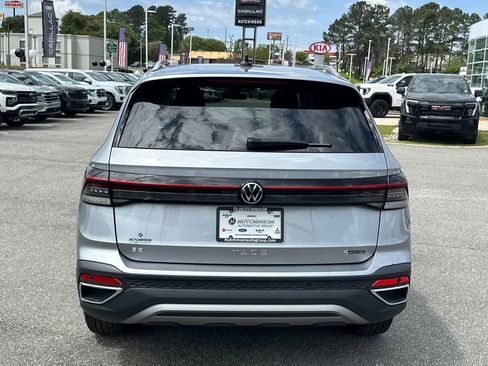 Used 2025 Volkswagen Taos SE AWD/4WD image 6