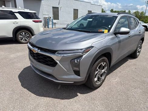 Used 2025 Chevrolet Trax LT FWD image 3