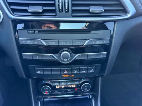 Used 2018 INFINITI QX30 Premium w/ Navigation Package AWD/4WD image 16
