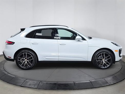 Certified 2025 Porsche Macan image 8