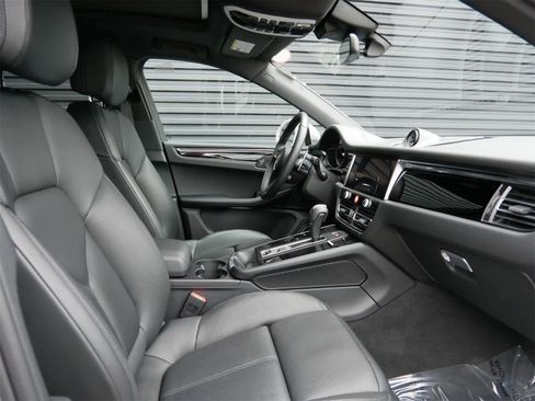 Used 2025 Porsche Macan image 24