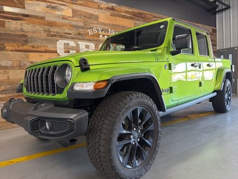 Used 2025 Jeep Gladiator Sport image 4