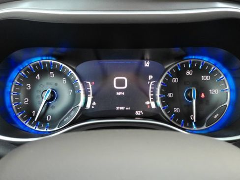 Used 2025 Chrysler Pacifica Select FWD image 44