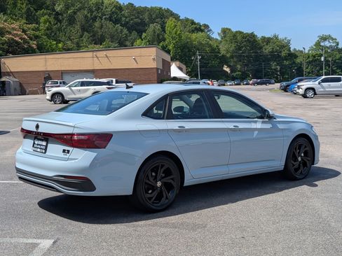 Used 2025 Volkswagen Jetta SE w/ Sunroof Package FWD image 9