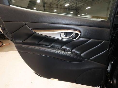 Used 2017 INFINITI Q70 L 3.7 w/ Deluxe Touring Package AWD/4WD image 12