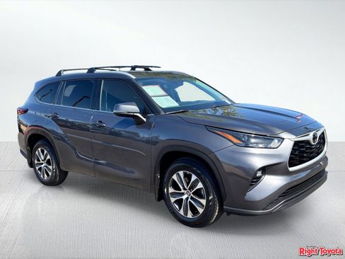 Certified 2024 Toyota Highlander XLE FWD image 8