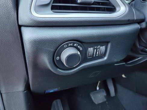 Used 2026 Chrysler Voyager LX FWD image 8