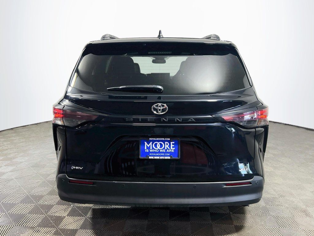Certified 2026 Toyota Sienna XLE FWD image 6