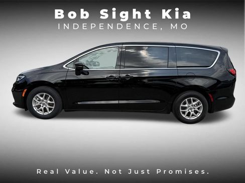 Used 2024 Chrysler Pacifica Touring-L FWD image 5