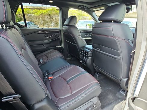 Used 2025 Honda Pilot Black Edition image 11